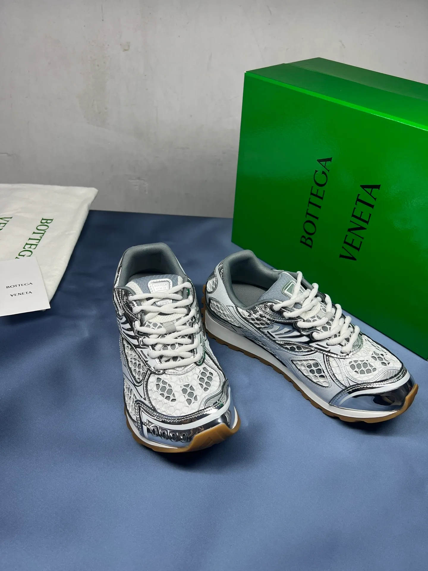 👟👟Ex-factory price 600👟👟 Men's size +10 Real photos 🔥🔥BV Orbit sneakers Wang Yibo's same style couple's dad shoes Runner sneakers, made of lightweight technical mesh fabric. Matched with geometric pattern designed rubber outsole Wang Zha series high version Look for the package craftsmanship The actual height is much higher, but the legs are still slim. Very nice and playable and durable Matching to the standard 💯 Package shoe technology Look for the high version The outsole is made of color-blocked TPU outsole Women's model 35 36 37 38 39 40 41 (40 41 customized) Men's model 39 40 41 42 43 44 45. (Customized size 45) (Customer logo can be accepted without refund or exchange at a favorable price) Equipped with original packaging